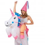 difraces de carnaval montando unicornio
